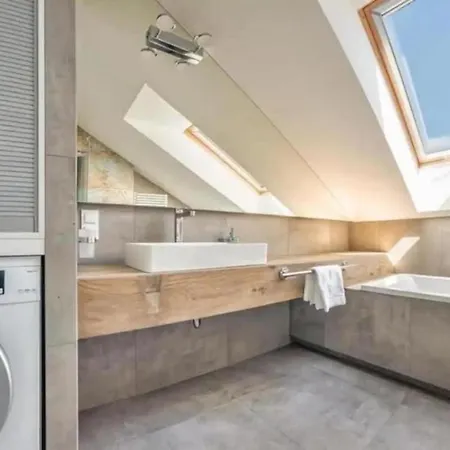 Close-central - One Bedroom With Balcony - Center - Sb12 *